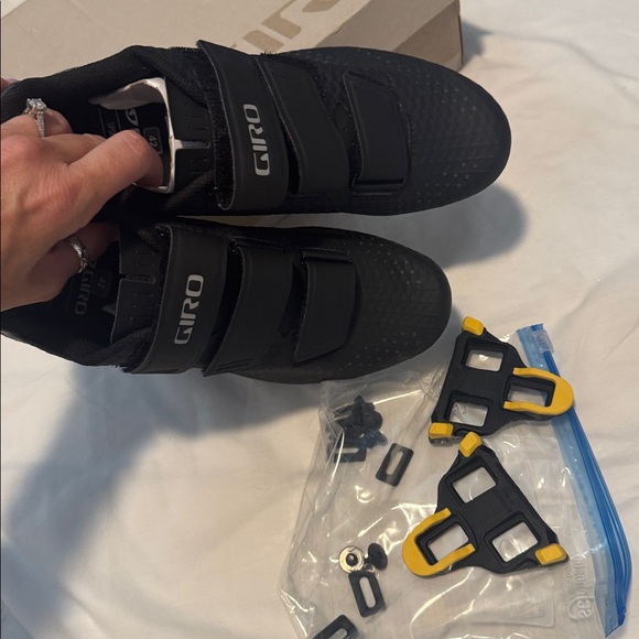 Giro Black Cycling Shoes with Yellow Cleats 42 - Picture 6 of 6